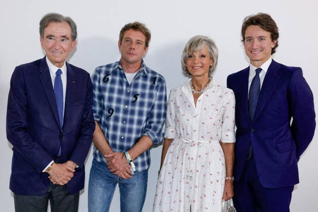 Bernard Arnault, Jonathan Anderson, Hélène Mercier Arnault, and Jean Arnault at the backstage photocall for the Dior Women’s Ready-to-Wear Spring Summer 2027 collection fashion show during Paris Fashion Week at the Tuileries Garden, September 29, 2026. Olivier Borde, Bestimage. Greeting at the Dior Women’s Ready-to-Wear Spring Summer 2027 Collection fashion show during Paris Fashion Week on September 29, 2026, in Paris, France Copyright: xOLIVIERxBORDEx xBESTIMAGExOLIVIERxBORDEx xBESTIMAGEx