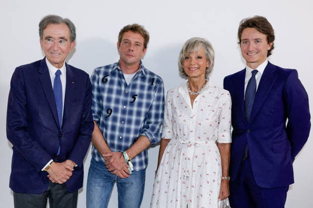 Bernard Arnault, Jonathan Anderson, Hélène Mercier Arnault, and Jean Arnault at the backstage photocall for the Dior Women’s Ready-to-Wear Spring Summer 2027 collection fashion show during Paris Fashion Week at the Tuileries Garden, September 29, 2026. Olivier Borde, Bestimage. Greeting at the Dior Women’s Ready-to-Wear Spring Summer 2027 Collection fashion show during Paris Fashion Week on September 29, 2026, in Paris, France Copyright: xOLIVIERxBORDEx xBESTIMAGExOLIVIERxBORDEx xBESTIMAGEx
