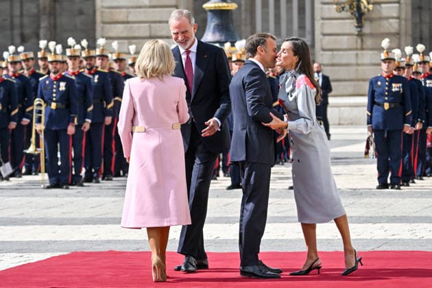 French President Emmanuel Macron and his wife, First Lady Brigitte Macron, are welcomed by King Felipe VI of Spain and Queen Letizia of Spain during an official ceremony at the Royal Palace in Madrid, as part of a state visit to Madrid, Spain, on September 29, 2020 Christian Liewig Bestimage French President Emmanuel Macron and his wife Brigitte Macron are welcomed by King Felipe VI and Queen Letizia of Spain during an official ceremony at the Royal Palace in Madrid as part of a state visit to Madrid, Spain, on September 29, 2026 Madrid, Spain  Copyright: xChristianxLiewigx xBestimagexChristianxLiewigx xBestimagex