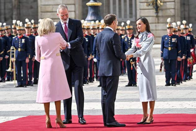 French President Emmanuel Macron and his wife, First Lady Brigitte Macron, are welcomed by King Felipe VI of Spain and Queen Letizia of Spain during an official ceremony at the Royal Palace in Madrid, as part of a state visit to Madrid, Spain, on September 29, 2020 Christian Liewig Bestimage French President Emmanuel Macron and his wife Brigitte Macron are welcomed by King Felipe VI and Queen Letizia of Spain during an official ceremony at the Royal Palace in Madrid as part of a state visit to Madrid, Spain, on September 29, 2026 Madrid, Spain  Copyright: xChristianxLiewigx xBestimagexChristianxLiewigx xBestimagex
