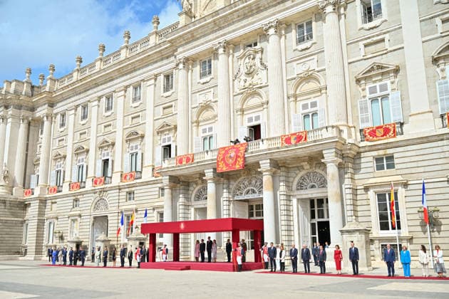 French President Emmanuel Macron and his wife, First Lady Brigitte Macron, are welcomed by King Felipe VI of Spain and Queen Letizia of Spain during an official ceremony at the Royal Palace in Madrid, as part of a state visit to Madrid, Spain, on September 29, 2020 Christian Liewig Bestimage French President Emmanuel Macron and his wife Brigitte Macron are welcomed by King Felipe VI and Queen Letizia of Spain at an official ceremony at the Royal Palace of Madrid during a state visit to Madrid, Spain, on September 29, 2026 Madrid, Spain  Copyright: xChristianxLiewigx xBestimagexChristianxLiewigx xBestimagex