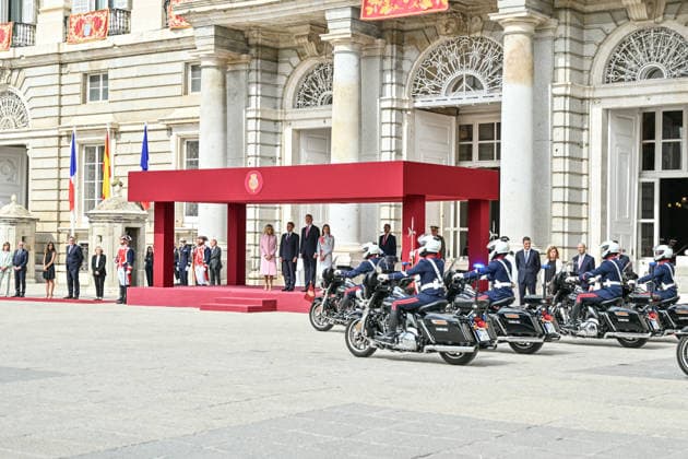 French President Emmanuel Macron and his wife, First Lady Brigitte Macron, are welcomed by King Felipe VI of Spain and Queen Letizia of Spain during an official ceremony at the Royal Palace in Madrid, as part of a state visit to Madrid, Spain, on September 29, 2020 Christian Liewig Bestimage French President Emmanuel Macron and his wife Brigitte Macron are welcomed by King Felipe VI and Queen Letizia of Spain at an official ceremony at the Royal Palace of Madrid during a state visit to Madrid, Spain, on September 29, 2026 Madrid, Spain  Copyright: xChristianxLiewigx xBestimagexChristianxLiewigx xBestimagex