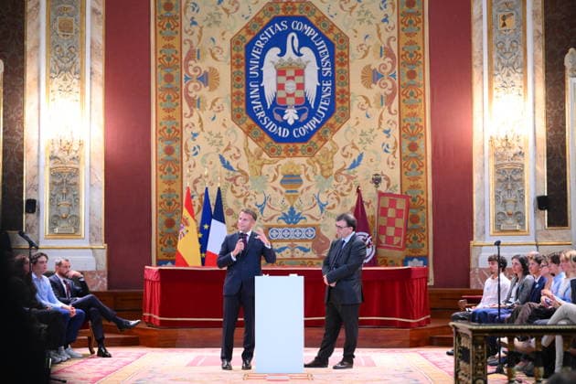 State visit to Spain of French Presidential couple – Meeting with students French President Emmanuel Macron pictured with Spanish writer Javier Cercas during meeting on « Democracy, youth and social networks : meeting the challenges of digital technology » in Madrid, Spain on September 29 2026. French Presidential couple pays a two-day state visit to Spain. Photo by Eliot Blondet ABACAPRESS.COM Madrid Spain  Copyright: xBlondetxEliot ABACAx