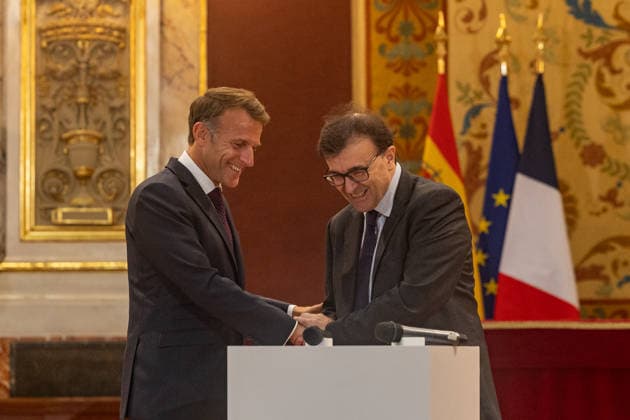 Macron Participates in a Dialogue on Democracy in Europe at the Complutense University of Madrid. The President of the French Republic, Emmanuel Macron, speaks with writer Javier Cercas during the event Democracy in Europe in the Digital Age on September 29, 2026, in Madrid, Spain. Macron arrives in Madrid to begin a two-day state visit. This is a trip of great institutional significance, as it is the French president’s first state visit to Spain since taking office, coinciding with the final stretch of his term, which ends in 2027. SEPTEMBER 29, 2026 Madrid, Spain Copyright: xRicardoxRubiox 7808795