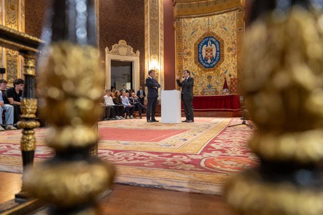 Macron Participates in a Dialogue on Democracy in Europe at the Complutense University of Madrid. The President of the French Republic, Emmanuel Macron, speaks with writer Javier Cercas during the event Democracy in Europe in the Digital Age on September 29, 2026, in Madrid, Spain. Macron arrives in Madrid to begin a two-day state visit. This is a trip of great institutional significance, as it is the French president’s first state visit to Spain since taking office, coinciding with the final stretch of his term, which ends in 2027. SEPTEMBER 29, 2026 Madrid, Spain Copyright: xRicardoxRubiox 7808796