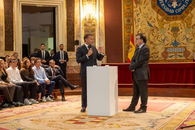 Macron Participates in a Dialogue on Democracy in Europe at the Complutense University of Madrid. The President of the French Republic, Emmanuel Macron, speaks with writer Javier Cercas during the event Democracy in Europe in the Digital Age on September 29, 2026, in Madrid, Spain. Macron arrives in Madrid to begin a two-day state visit. This is a trip of great institutional significance, as it is the French president’s first state visit to Spain since taking office, coinciding with the final stretch of his term, which ends in 2027. SEPTEMBER 29, 2026 Madrid, Spain Copyright: xRicardoxRubiox 7808797