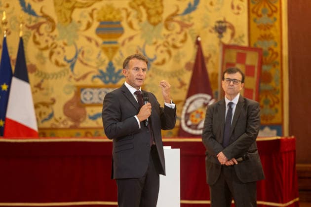 Macron Participates in a Dialogue on Democracy in Europe at the Complutense University of Madrid. The President of the French Republic, Emmanuel Macron, speaks with writer Javier Cercas during the event Democracy in Europe in the Digital Age on September 29, 2026, in Madrid, Spain. Macron arrives in Madrid to begin a two-day state visit. This is a trip of great institutional significance, as it is the French president’s first state visit to Spain since taking office, coinciding with the final stretch of his term, which ends in 2027. SEPTEMBER 29, 2026 Madrid, Spain Copyright: xRicardoxRubiox 7808798
