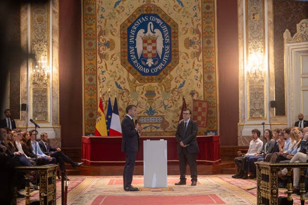 Macron Participates in a Dialogue on Democracy in Europe at the Complutense University of Madrid. The President of the French Republic, Emmanuel Macron, speaks with writer Javier Cercas during the event Democracy in Europe in the Digital Age on September 29, 2026, in Madrid, Spain. Macron arrives in Madrid to begin a two-day state visit. This is a trip of great institutional significance, as it is the French president’s first state visit to Spain since taking office, coinciding with the final stretch of his term, which ends in 2027. SEPTEMBER 29, 2026 Madrid, Spain Copyright: xRicardoxRubiox 7808799