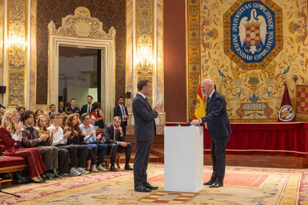 Macron participates in a dialogue on democracy in Europe at the Complutense University of Madrid. The President of the French Republic, Emmanuel Macron (left), and the rector of the UCM, Joaquín Goyache Goni (right), during the event Democracy in Europe in the Digital Age, on September 29, 2026, in Madrid, Spain. Macron arrives in Madrid to begin a two-day state visit. This is a trip of great institutional significance, as it is the French president’s first state visit to Spain since taking office, coinciding with the final stretch of his term, which ends in 2027. SEPTEMBER 29, 2026 Madrid, Spain  Copyright: xRicardoxRubiox 7808804