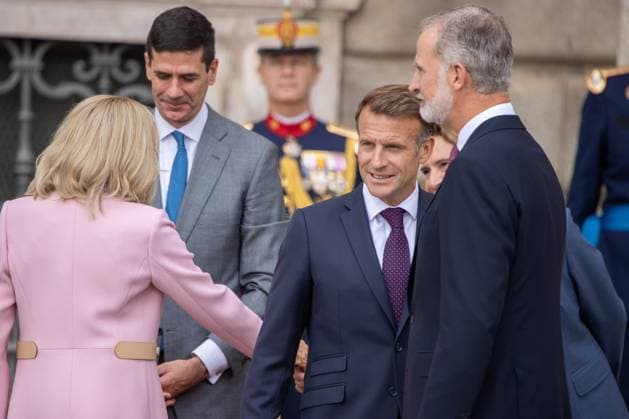 September 29, 2026, Madrid, Spain: From left to right: First Lady Brigitte Macron, the President of the French Republic, Emmanuel Macron, and King Felipe VI attend the official reception with military honors for the President of the French Republic, Emmanuel Macron, and First Lady Brigitte Macron, hosted by the King and Queen of Spain, Felipe VI and Letizia, at the Royal Palace of Madrid. Madrid Spain - ZUMAs197 20260929_aaa_s197_206 Copyright: xDavidxCanalesx