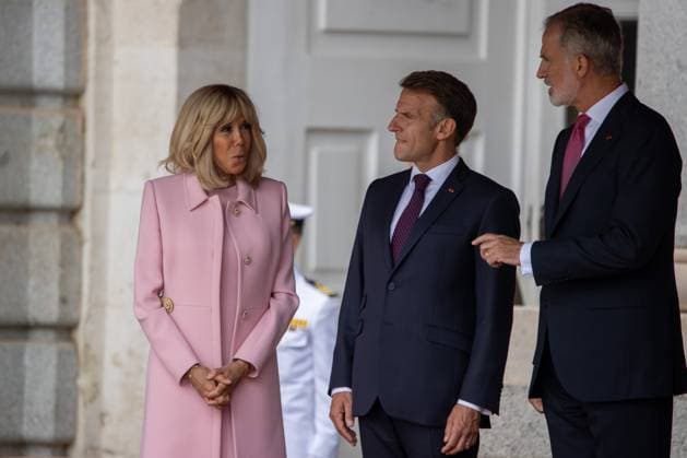 September 29, 2026, Madrid, Spain: From left to right: First Lady Brigitte Macron, the President of the French Republic, Emmanuel Macron, and King Felipe VI attend the official reception with military honors for the President of the French Republic, Emmanuel Macron, and First Lady Brigitte Macron, hosted by the King and Queen of Spain, Felipe VI and Letizia, at the Royal Palace of Madrid. Madrid Spain - ZUMAs197 20260929_aaa_s197_226 Copyright: xDavidxCanalesx