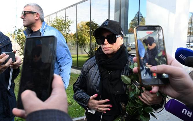 Russia Music Critic Sosedov Death 9254367 30.09.2026 Singer Natalia Gulkina arrives to attend a farewell ceremony for Russian journalist and music critic Sergey Sosedov, who died at the age of 58 in an accident, at Troyekurovskoye Cemetery in Moscow, Russia. Sosedov died on September 23 from cerebral edema after falling down a staircase in Neryungri, Republic of Sakha, where he had travelled to chair the jury of the Pearl of the Far East fashion and beauty contest. Ekaterina Chesnokova Sputnik Moscow Russia  Copyright: xEkaterinaxChesnokovax