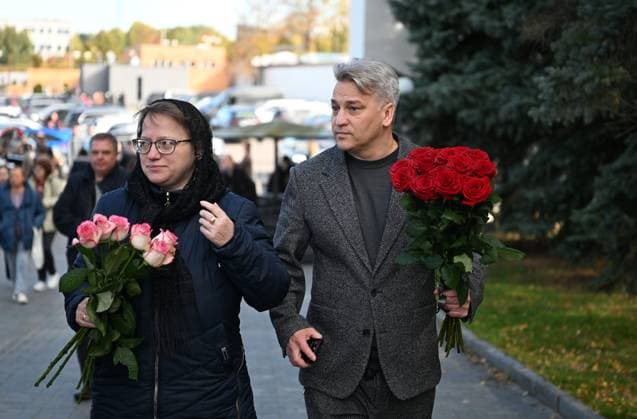Russia Music Critic Sosedov Death 9254380 30.09.2026 Singer and former vocalist of the band Premier-Minister (PM) Marat Chanyshev arrives to attend a farewell ceremony for Russian journalist and music critic Sergey Sosedov, who died at the age of 58 in an accident, at Troyekurovskoye Cemetery in Moscow, Russia. Sosedov died on September 23 from cerebral edema after falling down a staircase in Neryungri, Republic of Sakha, where he had travelled to chair the jury of the Pearl of the Far East fashion and beauty contest. Ekaterina Chesnokova Sputnik Moscow Russia  Copyright: xEkaterinaxChesnokovax