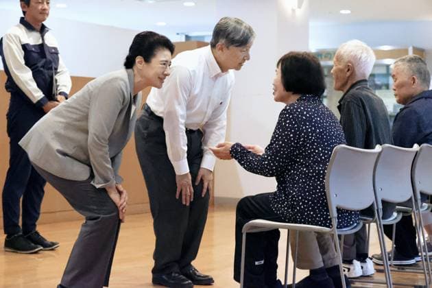 Emperor, empress visit quake-hit Kumamoto Pref. Japan s Emperor Naruhito and Empress Masako talk on Sept. 30, 2026, with residents of an evacuation center in Yatsushiro, a Kumamoto Prefecture city devastated by a massive earthquake in late July. (Pool photo)  A14AA0005629469P