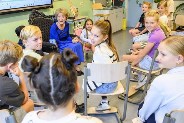 Princess Margriet Launches Children s Book Week - Apeldoorn Princess Margriet reads aloud during Children s Book Week at KBS Hertog van Gelre in Apeldoorn, Netherlands on September 30, 2026. After the opening of Children s Book Week, Princess Margriet reads to the pupils of group 6B. The theme of Children s Book Week is Spotlight on! . KBS Hertog van Gelre has approximately 370 pupils, divided into 16 groups. Photo by NLBeeld Patrick van Emst ABACAPRESS.COM Apeldoorn Netherlands  Copyright: xBrunoxPress ABACAx