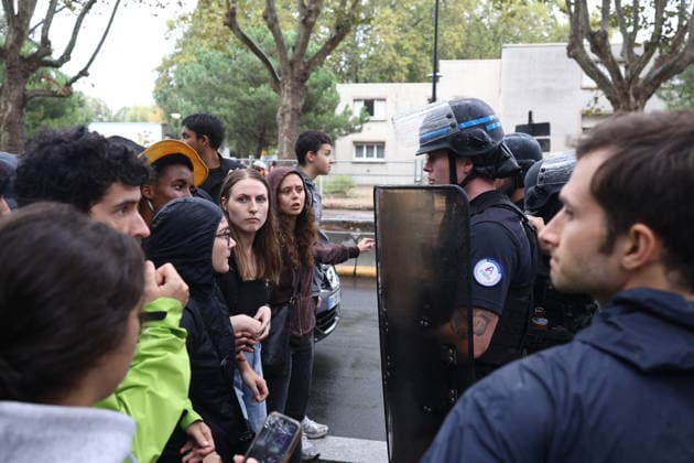 RECORD DATE NOT STATED Students Protest at Paul Eluard secondary school - Saint Denis Students pictured in front of Paul Eluard secondary school in Saint-Denis, North of Paris, on September 30, 2026 as they continue their protest to demand the hiring of substitute teachers, increased resources, and decent learning conditions. Photo by Raphael Lafargue ABACAPRESS.COM  Copyright: xLafarguexRaphael ABACAx