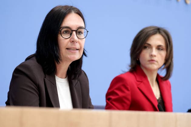 Prof. Dr. Marion Reiser, Institute for Political Science, Center for Research on Right-Wing Extremism, Democracy Education, and Social Integration (KomRex), Friedrich Schiller University of Jena, Elisabeth Kaiser, Member of the Bundestag (MdB), Federal Government Commissioner for Eastern Germany, SPD, Press Conference on the Report of the Federal Government Commissio