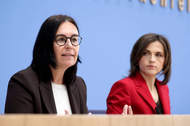 Prof. Dr. Marion Reiser, Institute for Political Science, Center for Research on Right-Wing Extremism, Democracy Education, and Social Integration (KomRex), Friedrich Schiller University of Jena, Elisabeth Kaiser, Member of the Bundestag (MdB), Federal Government Commissioner for Eastern Germany, SPD, Press Conference on the Report of the Federal Government Commissio