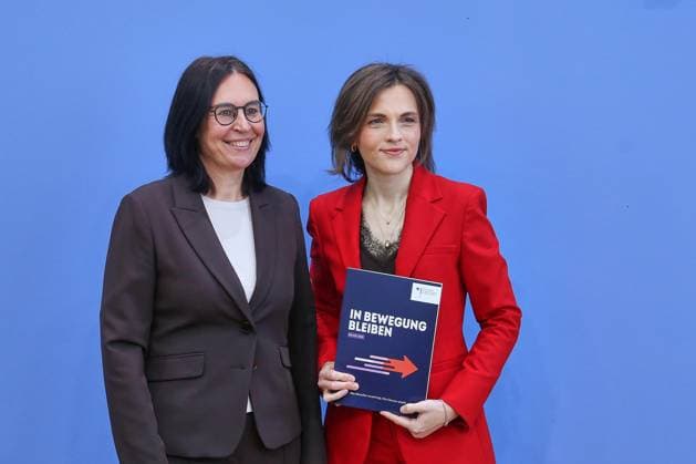 Berlin, Germany, September 30, 2026 Federal Press Conference Report by Marion Reiser, Federal Government Commissioner for Eastern Germany, Institute for Political Science and Center for Research on Right-Wing Extremism, Democracy Education, and Social Integration (KomRex), Friedrich Schiller University of Jena, and Minister of State Elisa Copyright: xdtsxNachrichtenagenturx dts_136859