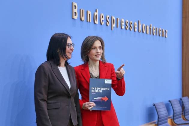 Berlin, Germany, September 30, 2026 Federal Press Conference Report by Marion Reiser, Federal Government Commissioner for Eastern Germany, Institute for Political Science and Center for Research on Right-Wing Extremism, Democracy Education, and Social Integration (KomRex), Friedrich Schiller University of Jena, and Minister of State Elisa Copyright: xdtsxNachrichtenagenturx dts_136852
