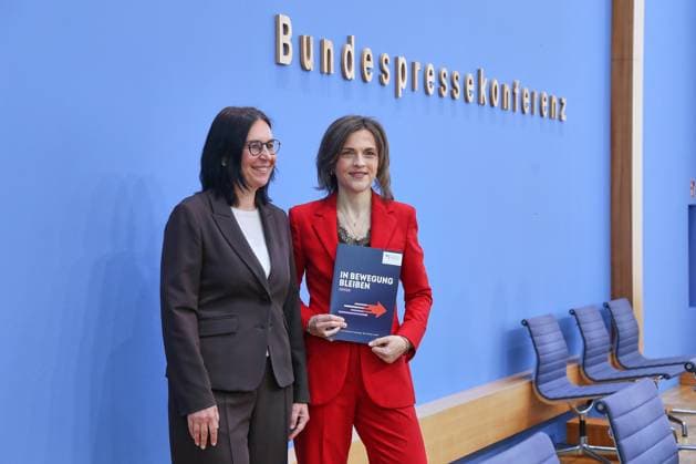 Berlin, Germany, September 30, 2026 Federal Press Conference Report by Marion Reiser, Federal Government Commissioner for Eastern Germany, Institute for Political Science and Center for Research on Right-Wing Extremism, Democracy Education, and Social Integration (KomRex), Friedrich Schiller University of Jena, and Minister of State Elisa Copyright: xdtsxNachrichtenagenturx dts_136853