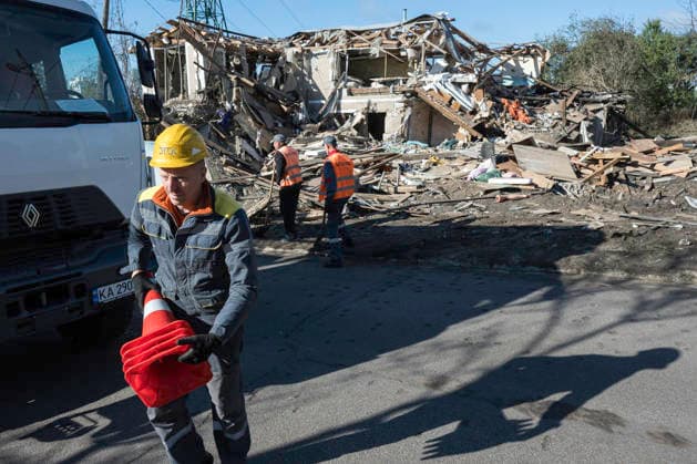 A Massive Russian Air Attack On Kyiv And The Surrounding Region Municipal workers clear debris near a destroyed building where a 14-year-old child was killed in a Russian air attack on Kyiv and the surrounding region, in Vyshhorod, Ukraine, on September 30, 2026. Kyiv Ukraine  Copyright: xMaxymxMarusenkox originalFilename: musiienko-notitle260930_npqLy.jpg