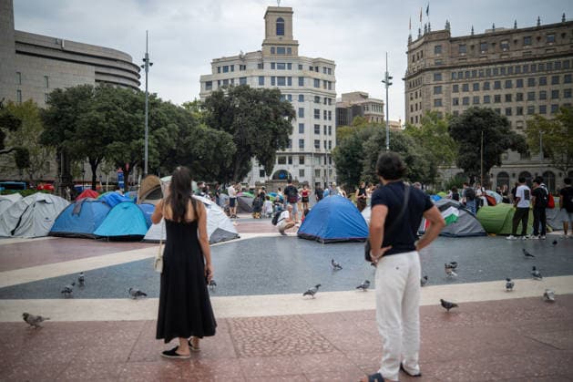 Housing Protest Camp in Plaça Catalunya, Barcelona Several people at a housing protest camp in Plaça Catalunya on September 30, 2026, in Barcelona, Catalonia, Spain. Around 150 people are camping out in Plaça de Catalunya to demand respect for the right to housing, following the example of the encampment in Madrid’s Puerta del Sol. September 30, 2026. Lorena Sopê, Barcelona, Catalonia, Barcelona, Catalonia, Spain Copyright: xLorenaxSopênax 7810754
