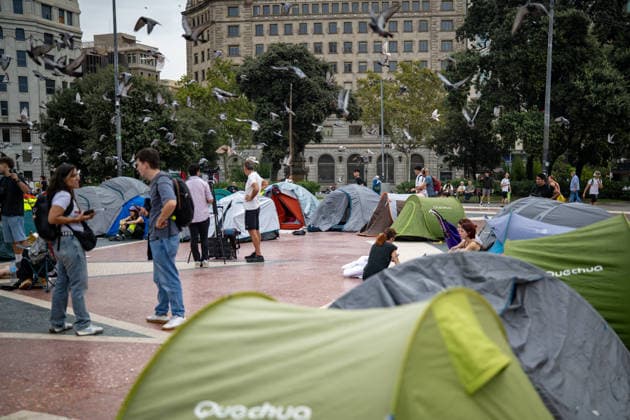 Housing Protest Camp in Plaça Catalunya, Barcelona Tents set up during a housing protest camp in Plaça Catalunya on September 30, 2026, in Barcelona, Catalonia, Spain. Around 150 people are camping in Plaça Catalunya to demand respect for the right to housing, following the example of the encampment in Madrid’s Puerta del Sol. September 30, 2026. Lorena Sopê, Barcelona, Catalonia Barcelona, Catalonia, Spain Copyright: xLorenaxSopênax 7810763