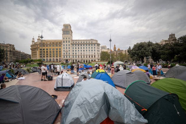 Housing Protest Camp in Plaça Catalunya, Barcelona Tents set up during a housing protest camp in Plaça Catalunya on September 30, 2026, in Barcelona, Catalonia, Spain. Around 150 people are camping in Plaça Catalunya to demand respect for the right to housing, following the example of the encampment in Madrid’s Puerta del Sol. September 30, 2026. Lorena Sopê. Barcelona, Catalonia Barcelona, Catalonia, Spain  Copyright: xLorenaxSopÃªnax 7810764