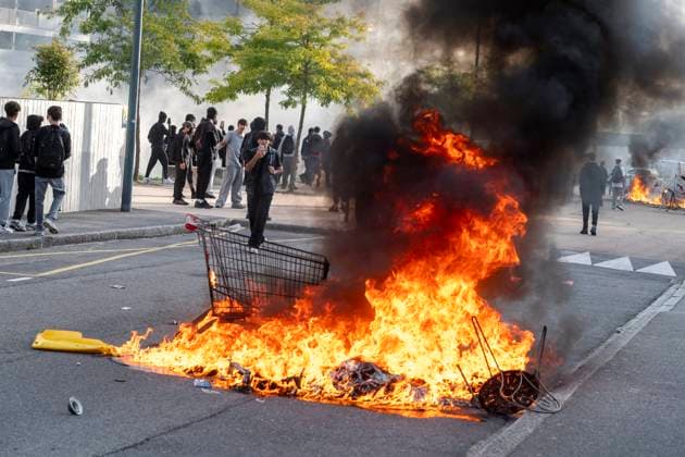 High School Students’ Protest PHOTOPQR OUEST FRANCE Mathieu Pattier RENNES September 30, 2026 High school students’ protest Blockade of Jean Jaurès High School in Rennes on Wednesday, September 30, 2026 The school was blockaded by about a hundred students who set trash cans on fire in front of the school’s entrances. Law enforcement officers, who intervened to disperse the crowd, were targeted by projectiles. PHOTO MATHIEU PATTIER OUEST FRANCE France, Sept. 30, 2026 Protests over crowded classrooms, teacher shortages, and long school days have spread across France, with police detaining more than 400 people—many of them minors— on Tuesday. The movement began at high schools in the Paris area last week before spreading nationwide. Some scho  Copyright: xPHOTOPQR OUESTxFRANCE MAXPPPxMathieuxPattierx 20260930OFR5082 20260930OFR5082