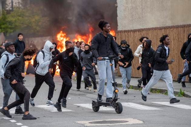 High School Students’ Protest PHOTOPQR OUEST FRANCE Mathieu Pattier RENNES September 30, 2026 High school students’ protest Blockade of Jean Jaurès High School in Rennes on Wednesday, September 30, 2026 The school was blockaded by about a hundred students who set trash cans on fire in front of the school’s entrances. Law enforcement officers, who intervened to disperse the crowd, were targeted by projectiles. PHOTO MATHIEU PATTIER OUEST FRANCE France, Sept. 30, 2026 Protests over crowded classrooms, teacher shortages, and long school days have spread across France, with police detaining more than 400 people—many of them minors— on Tuesday. The movement began at high schools in the Paris area last week before spreading nationwide. Some scho  Copyright: xPHOTOPQR OUESTxFRANCE MAXPPPxMathieuxPattierx 20260930OFR5091 20260930OFR5091