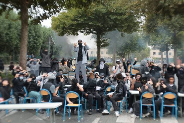 HIGH SCHOOL STUDENT PROTEST IN BEAUPRE HAUBOURDIN PHOTOPQR VOIX DU NORD Severine Courbe September 30, 2026 Haubourdin September 30, 26 High school student protest in Beaupre Photo by Severine Courbe France, Sept. 30, 2026 Protests over crowded classrooms, teacher shortages, and long school days have spread across France, with police detaining more than 400 people—many of them minors—on Tuesday. The movement began at high schools in the Paris area last week before spreading nationwide. Some school blockades turned violent as protesters set trash cans on fire and threw bottles at officers, who responded with batons and tear gas. France  Copyright: xPHOTOPQR VOIXxDUxNORD MAXPPPxSeverinexCourbex 20260930VDN4232 20260930VDN4232