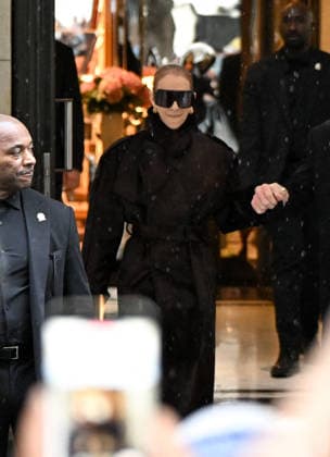 Celine Dion Leaves Royal Monceau - Paris Celine Dion spend time with fans before going to the venue, hotel Royal Monceau in Paris, France on September 30, 2026. Photo by Lionel Urman ABACAPRESS.COM Paris France  Copyright: xUrmanxLionel ABACAx
