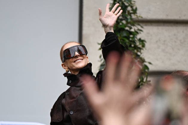 Celine Dion Leaves Royal Monceau - Paris Celine Dion spend time with fans before going to the venue, hotel Royal Monceau in Paris, France on September 30, 2026. Photo by Lionel Urman ABACAPRESS.COM Paris France  Copyright: xUrmanxLionel ABACAx