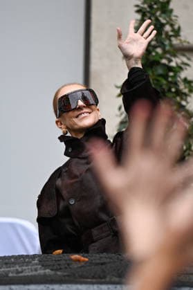 Celine Dion Leaves Royal Monceau - Paris Celine Dion spend time with fans before going to the venue, hotel Royal Monceau in Paris, France on September 30, 2026. Photo by Lionel Urman ABACAPRESS.COM Paris France  Copyright: xUrmanxLionel ABACAx