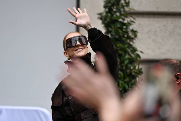 Celine Dion Leaves Royal Monceau - Paris Celine Dion spend time with fans before going to the venue, hotel Royal Monceau in Paris, France on September 30, 2026. Photo by Lionel Urman ABACAPRESS.COM Paris France  Copyright: xUrmanxLionel ABACAx