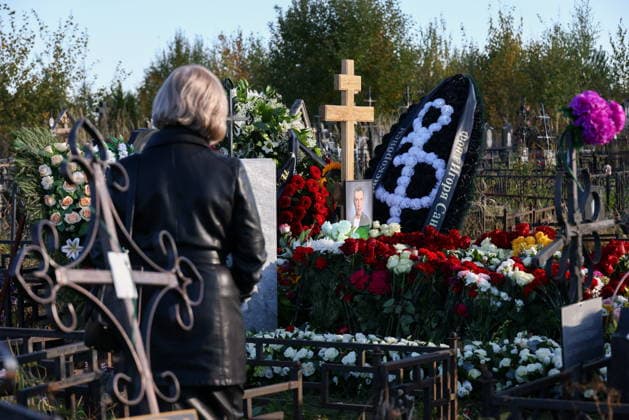 RUSSIA, MOSCOW - SEPTEMBER 30, 2026: Music critic Sergei Sosedov™s grave is seen at Perepechinskoye Cemetery. Sosedov died in an accident in the Republic of Sakha (Yakutia) on September 23, at the age of 59 Moscow Russia  - ZUMAt113 20260930_zaa_t113_404 Copyright: xArtyomxGeodakyanx