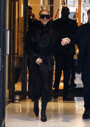 Céline Dion greets her fans in the rain as she leaves the Royal Monceau Hotel in Paris, before heading to the Paris La Défense Arena to continue her concert series, September 30, 2026 Denis Guigenbourg Bestimage Céline Dion greets fans in the rain as she leaves the Royal Monceau Hotel in Paris, before heading to the Paris La Défense Arena to continue her concert series on September 30, 2026 Paris, France Copyright: xDenisxGuignebourgx xBestimagexDenisxGuignebourgx xBestimagex