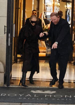 Céline Dion greets her fans in the rain as she leaves the Royal Monceau Hotel in Paris, before heading to the Paris La Défense Arena to continue her concert series, September 30, 2026 Denis Guigenbourg Bestimage Céline Dion greets fans in the rain as she leaves the Royal Monceau Hotel in Paris, before heading to the Paris La Défense Arena to continue her concert series on September 30, 2026 Paris, France Copyright: xDenisxGuignebourgx xBestimagexDenisxGuignebourgx xBestimagex