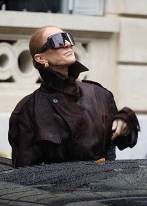 Céline Dion greets her fans in the rain as she leaves the Royal Monceau Hotel in Paris, before heading to the Paris La Défense Arena to continue her concert series, September 30, 2026 Denis Guigenbourg Bestimage Céline Dion greets fans in the rain as she leaves the Royal Monceau Hotel in Paris, before heading to the Paris La Défense Arena to continue her concert series on September 30, 2026 Paris, France Copyright: xDenisxGuignebourgx xBestimagexDenisxGuignebourgx xBestimagex