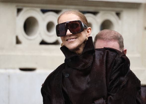 Céline Dion greets her fans in the rain as she leaves the Royal Monceau Hotel in Paris, before heading to the Paris La Défense Arena to continue her concert series, September 30, 2026 Denis Guigenbourg Bestimage Céline Dion greets fans in the rain as she leaves the Royal Monceau Hotel in Paris, before heading to the Paris La Défense Arena to continue her concert series on September 30, 2026 Paris, France  Copyright: xDenisxGuignebourgx xBestimagexDenisxGuignebourgx xBestimagex