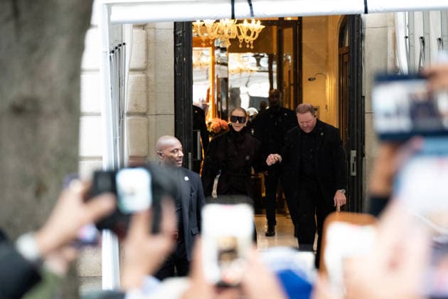 Céline Dion spent some time with her fans at the Royal Monceau Hotel in Paris, France, before heading to the event venue. Céline Dion spends time with fans before going to the venue, the Royal Monceau Hotel in Paris, France 460074 September 30, 2026 PARIS France Copyright: xL.Urmanx xStarfacex STAR_460074_004