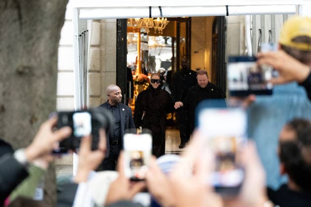Céline Dion spent some time with her fans at the Royal Monceau Hotel in Paris, France, before heading to the event venue. Céline Dion spends time with fans before going to the venue, the Royal Monceau Hotel in Paris, France 460074 September 30, 2026 PARIS France Copyright: xL.Urmanx xStarfacex STAR_460074_006