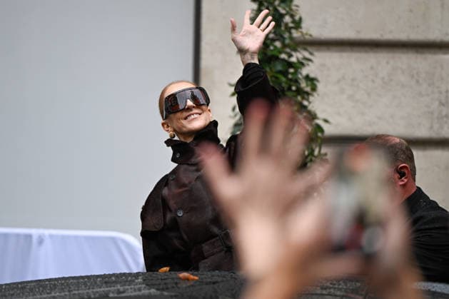 Céline Dion spent some time with her fans at the Royal Monceau Hotel in Paris, France, before heading to the event venue. Céline Dion spends time with fans before going to the venue, the Royal Monceau Hotel in Paris, France 460074 September 30, 2026 PARIS France Copyright: xL.Urmanx xStarfacex STAR_460074_018