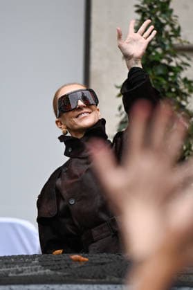 Céline Dion spent some time with her fans at the Royal Monceau Hotel in Paris, France, before heading to the event venue. Céline Dion spends time with fans before going to the venue, the Royal Monceau Hotel in Paris, France 460074 September 30, 2026 PARIS France Copyright: xL.Urmanx xStarfacex STAR_460074_020