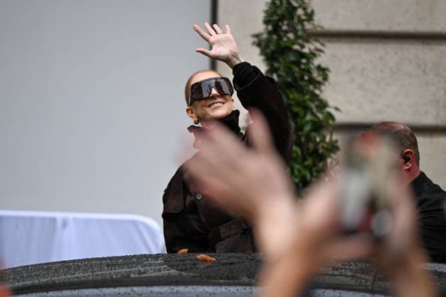 Céline Dion spent some time with her fans at the Royal Monceau Hotel in Paris, France, before heading to the event venue. Céline Dion spends time with fans before going to the venue, the Royal Monceau Hotel in Paris, France 460074 September 30, 2026 PARIS France Copyright: xL.Urmanx xStarfacex STAR_460074_021