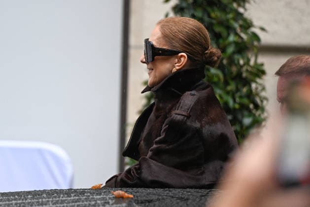 Céline Dion spent some time with her fans at the Royal Monceau Hotel in Paris, France, before heading to the event venue. Céline Dion spends time with fans before going to the venue, the Royal Monceau Hotel in Paris, France 460074 September 30, 2026 PARIS France Copyright: xL.Urmanx xStarfacex STAR_460074_025