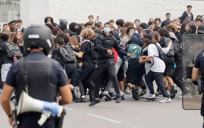 Protest by Nice High School Students PHOTOPQR NICE MATIN Dylan Meiffret Nice September 30, 2026 Protest by Nice high school students HERE: Projectiles thrown at law enforcement officers at the Lycée du Parc Impérial in France, Sept. 30, 2026 Protests over overcrowded classrooms, teacher shortages, and long school days have spread across France, with police detaining more than 400 people—many of them minors—on Tuesday. The movement began at high schools in the Paris area last week before spreading nationwide. Some school blockades turned violent as protesters burned trash cans and threw bottles at officers, who responded with batons and tear gas. Nice, France  Copyright: xPHOTOPQR NICExMATIN MAXPPPxDylanxMeiffretx 20260930NIM5125 20260930NIM5125