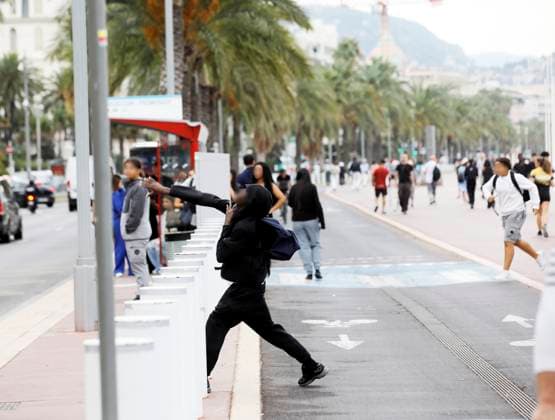 Protest by Nice High School Students PHOTOPQR NICE MATIN Dylan Meiffret Nice September 30, 2026 Protest by Nice High School Students HERE Protesters are throwing projectiles at police cars parked across the street, on the Promenade des Anglais, France, September 30, 2026. Protests over overcrowded classrooms, teacher shortages, and long school days have spread across France, with police detaining more than 400 people—many of them minors—on Tuesday. The movement began at high schools in the Paris area last week before expanding nationwide. Some school blockades turned violent as protesters burned trash cans and hurled bottles at officers, who responded with batons and tear gas. Nice, France Copyright: xPHOTOPQR NICExMATIN MAXPPPxDylanxMeiffretx 20260930NIM5146 20260930NIM5146