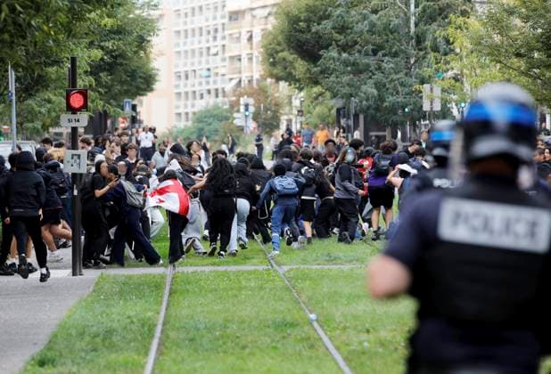 Protest by Nice High School Students PHOTOPQR NICE MATIN Dylan Meiffret Nice September 30, 2026 Protest by Nice high school students HERE Protesters face off with law enforcement on Rue de France near the Magnan France vocational high school, Sept. 30, 2026 Protests over overcrowded classrooms, teacher shortages, and long school days have spread across France, with police detaining more than 400 people—many of them minors—on Tuesday. The movement began at high schools in the Paris area last week before spreading nationwide. Some school blockades turned violent as protesters set trash cans on fire and threw bottles at officers, who responded with batons and tear gas. Nice, France  Copyright: xPHOTOPQR NICExMATIN MAXPPPxDylanxMeiffretx 20260930NIM5169 20260930NIM5169
